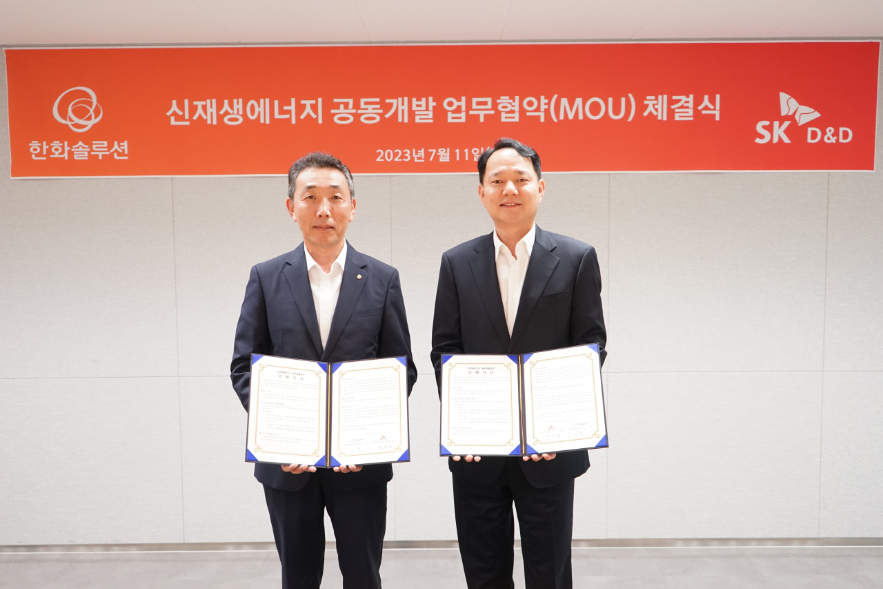 기일(왼쪽) 한화솔루션 인사이트 부문 에너지솔루션사업부장과 김해중 SK디앤디 에너지솔루션본부장이 11일 서울 장교동 한화빌딩에서 수소연료전지 및 태양광 발전 사업 추진을 위한 전략적 업무협약(MOU)을 체결한 뒤 기념촬영을 하고 있다. [한화솔루션 제공]