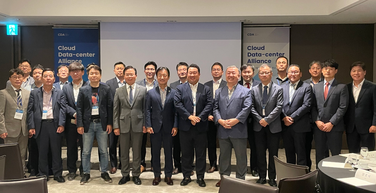 국내 클라우드 분야별 전문기업 23개사로 결성된 ‘클라우드 데이터센터 협의회’가 11일 서울 중국 더 플라자 호텔에서 출범식을 가졌다. [이노그리도 제공]
