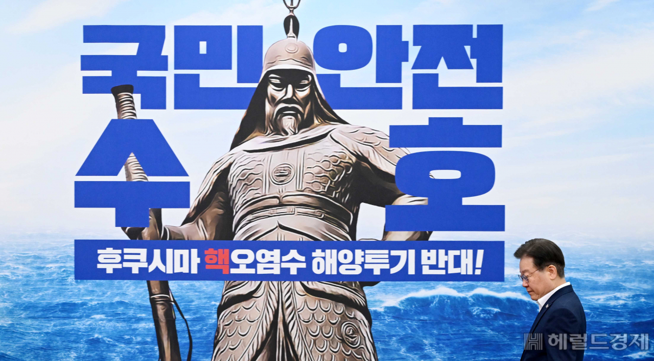 이재명 더불어민주당 대표가 12일 오전 서울 여의도 국회에서 열린 최고위원회의에 참석하고 있다. 이상섭 기자