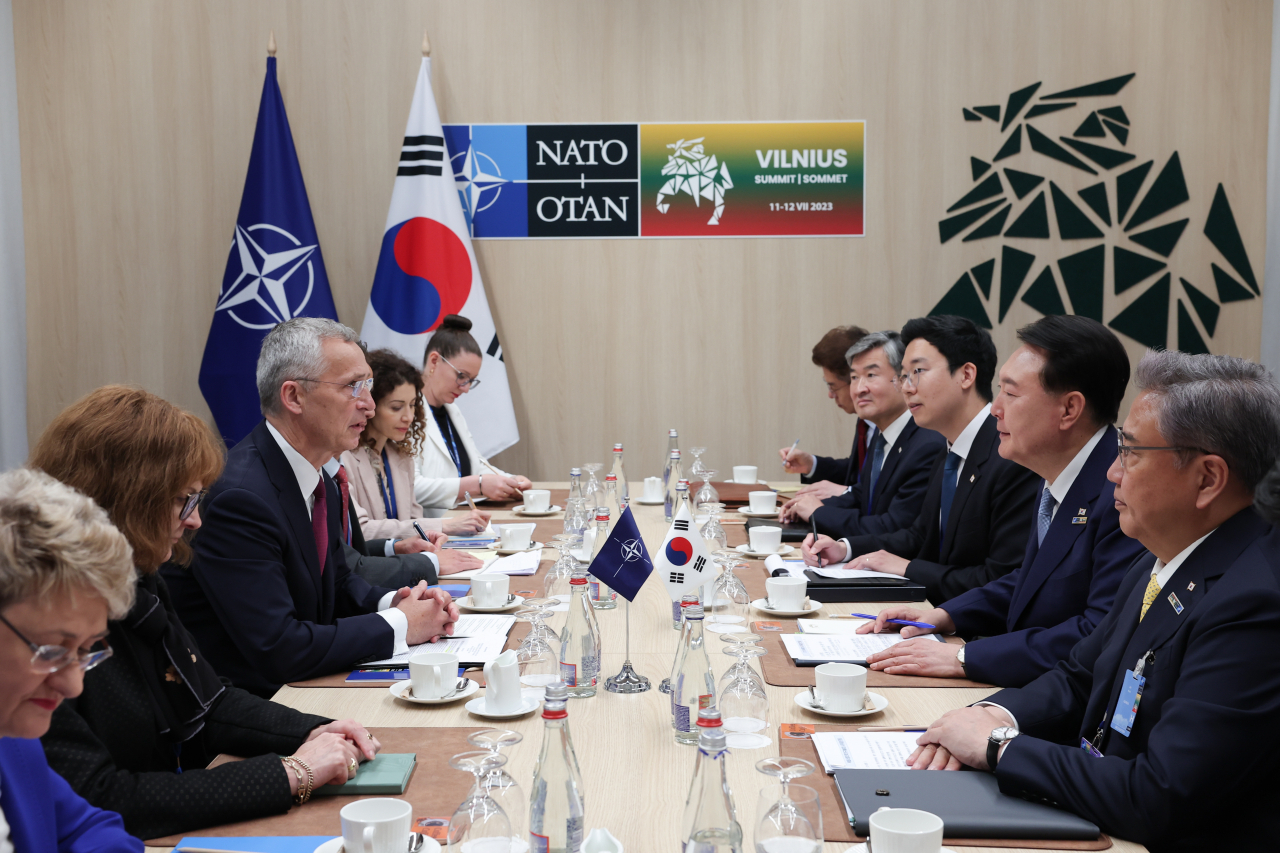 북대서양조약기구(NATO·나토) 정상회의 참석차 리투아니아를 방문 중인 윤석열 대통령이 지난 11일 빌뉴스 나토 정상회의장에서 옌스 스톨텐베르그 나토 사무총장과 면담하고 있다. [연합]