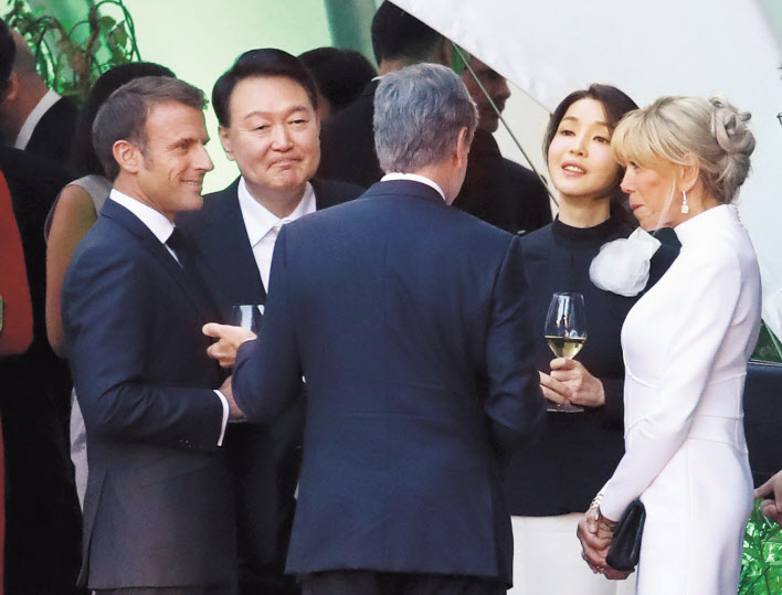 북대서양조약기구(NATO·나토) 정상회의에 참석한 윤석열 대통령과 김건희 여사가 지난 11일(현지시간) 빌뉴스 대통령궁에서 열린 리투아니아 대통령 주최 공식만찬에 참석해 에마뉘엘 마크롱 프랑스 대통령 부부, 토니 블링컨 미국 국무장관과 대화하고 있다. [연합]