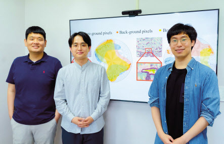 전해곤(왼쪽부터) GIST AI대학원 교수, 박진휘 석박통합과정생, 배인환 박사과정생 [GIST 제공]