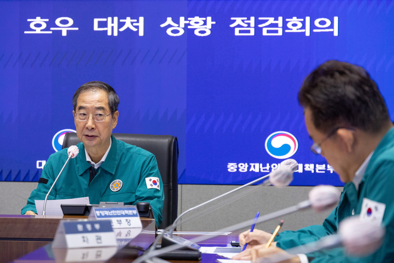 한덕수 국무총리가 12일 오전 정부서울청사 내 행정안전부 서울 상황실에서 열린 호우 대처 상황 점검회의에서 지차체의 강력한 대처를 주문하는 발언을 하고 있다. [연합]