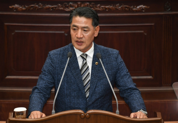 이영수 경남도의원이 11일 제406회 임시회 제1차 본회의에서 5분 자유발언을 하고 있다. [사진=경남도의회]