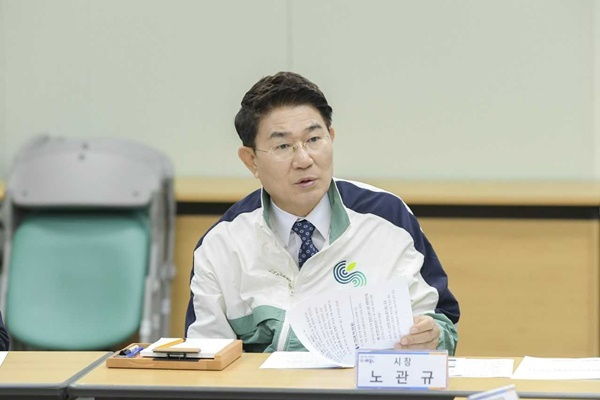 노관규 순천시장이 간부회의를 주재하고 있다.