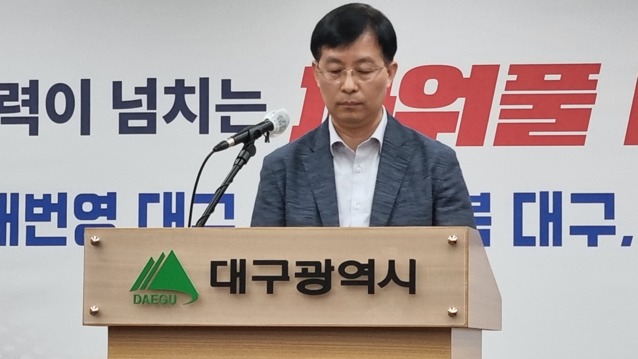 송기찬 대구시 청년여성교육국장이 12일 대구시 동인동청사에서 대구시 공공시립도서관 건립 계획 관련 기자설명회를 열고 있다.[사진=김병진 기자]