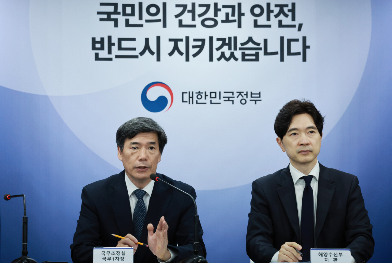 박구연 국무조정실 국무1차장(왼쪽)이 12일 정부서울청사에서 열린 후쿠시마 원전 오염수 방류 관련 일일브리핑에서 취재진의 질문에 답하고 있다. [연합]