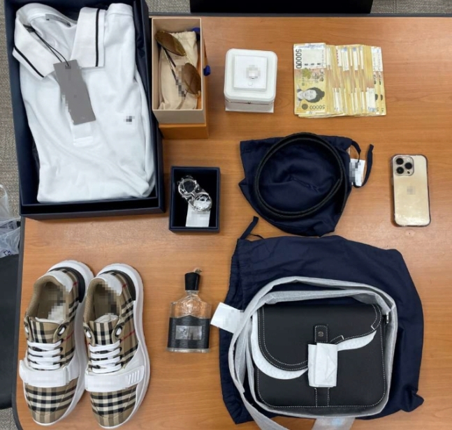 Cash and luxury goods confiscated at the suspect's residence (Busan Haeundae Police Station)
