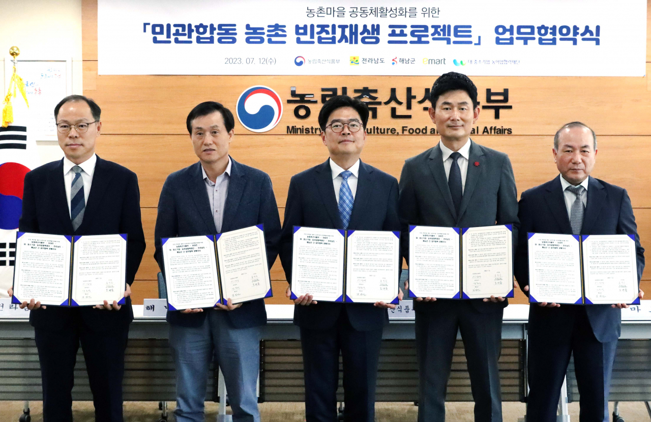 이상만 농림축산식품부 농촌정책국장이 12일 정부세종청사에서 농촌 빈집 재생 사업 추진을 위한 업무협약을 체결한 후 기념촬영을 하고 있다. [농림축산식품부 제공]