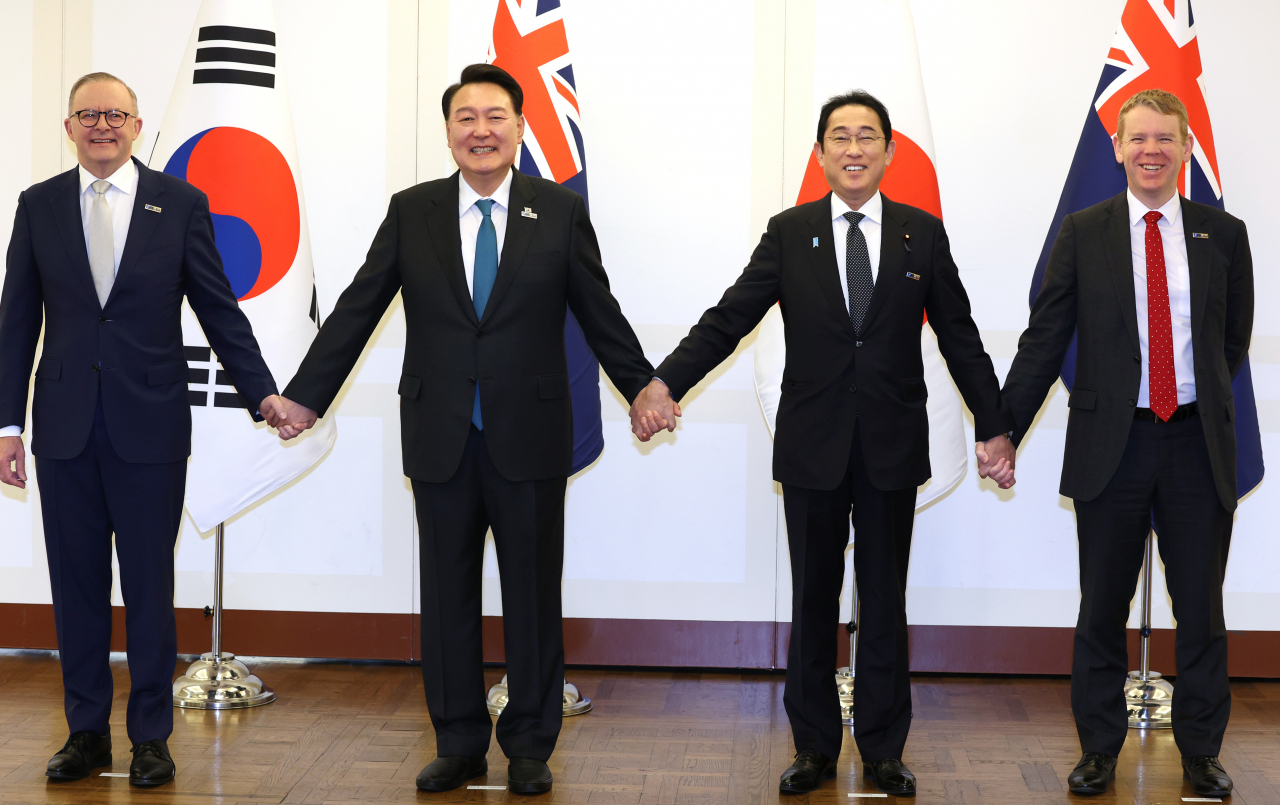 북대서양조약기구(NATO·나토) 정상회의에 참석한 윤석열 대통령(왼쪽 두번째)이 12일(현지시간) 빌뉴스 한 호텔에서 열린 한국·일본·호주·뉴질랜드 4개국(AP4) 정상회담에서 기시다 후미오 일본 총리(오른쪽 두번째), 앤서니 앨버니지 호주 총리(왼쪽), 크리스 힙킨스 뉴질랜드 총리와 기념 촬영을 하고 있다. [연합]