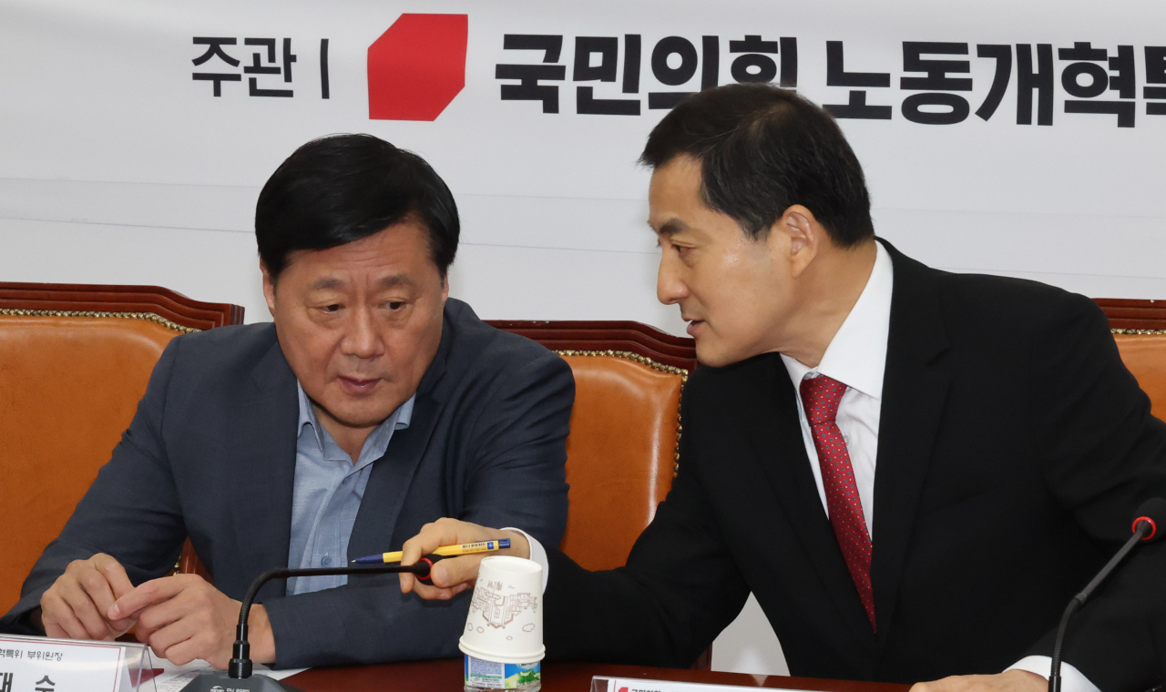 박대출 국민의힘 정책위의장과 박대수 의원이 12일 오전 서울 여의도 국회에서 열린 실업급여 제도개선 공청회에서 대화하고 있다. [연합]