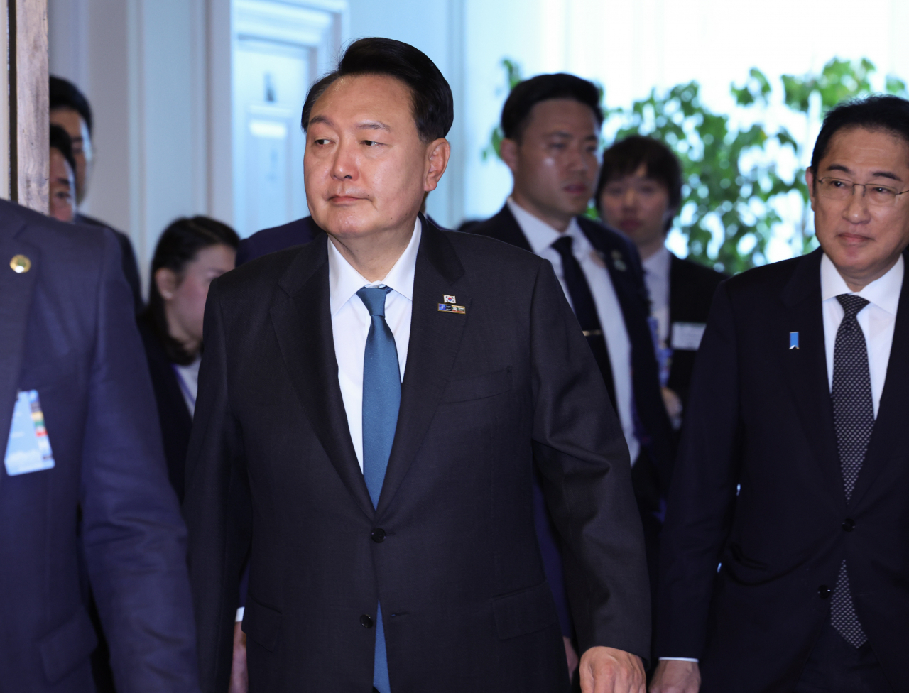 북대서양조약기구(NATO·나토) 정상회의에 참석한 윤석열 대통령과 기시다 후미오 일본 총리가 12일(현지시간) 빌뉴스 한 호텔에서 열린 한국·일본·호주·뉴질랜드 4개국(AP4) 정상회담에서 기념촬영을 위해 입장하고 있다. [연합]