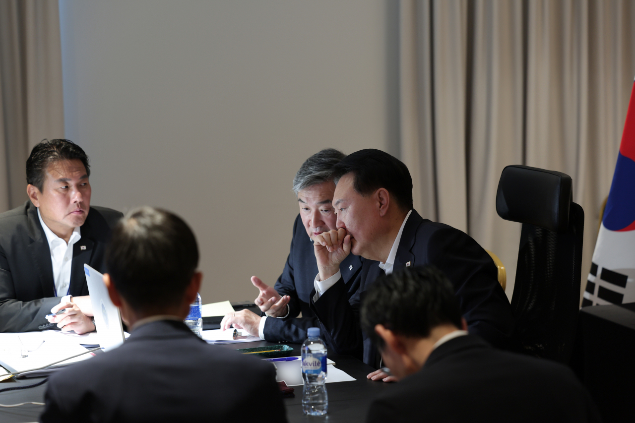 북대서양조약기구(NATO·나토) 정상회의 참석차 리투아니아를 방문 중인 윤석열 대통령이 12일(현지시간) 북한이 대륙간탄도미사일(ICBM)로 추정되는 탄도미사일을 발사한 것과 관련, 현지에서 긴급 국가안전보장회의(NSC) 상임위원회를 주재하고 있다. [연합]