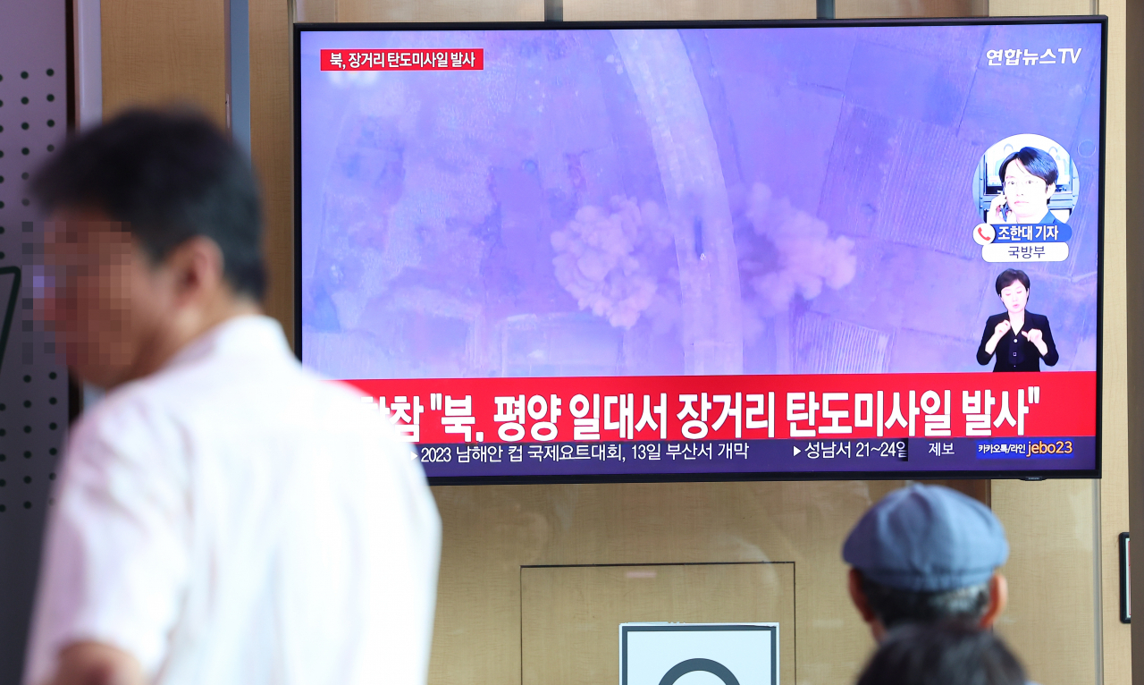 북한이 동해상으로 장거리 탄도미사일을 발사한 12일 서울역 대합실에 설치된 TV 스크린에 관련 뉴스가 나오고 있다. 합동참모본부는 이날 “우리 군은 오늘 10시께 평양 일대에서 동해상으로 발사된 장거리탄도미사일 1발을 포착했다”며 “북한의 탄도미사일은 고각으로 발사돼 약 1000㎞ 비행 후 동해상에 탄착했다”고 발표했다. [연합]