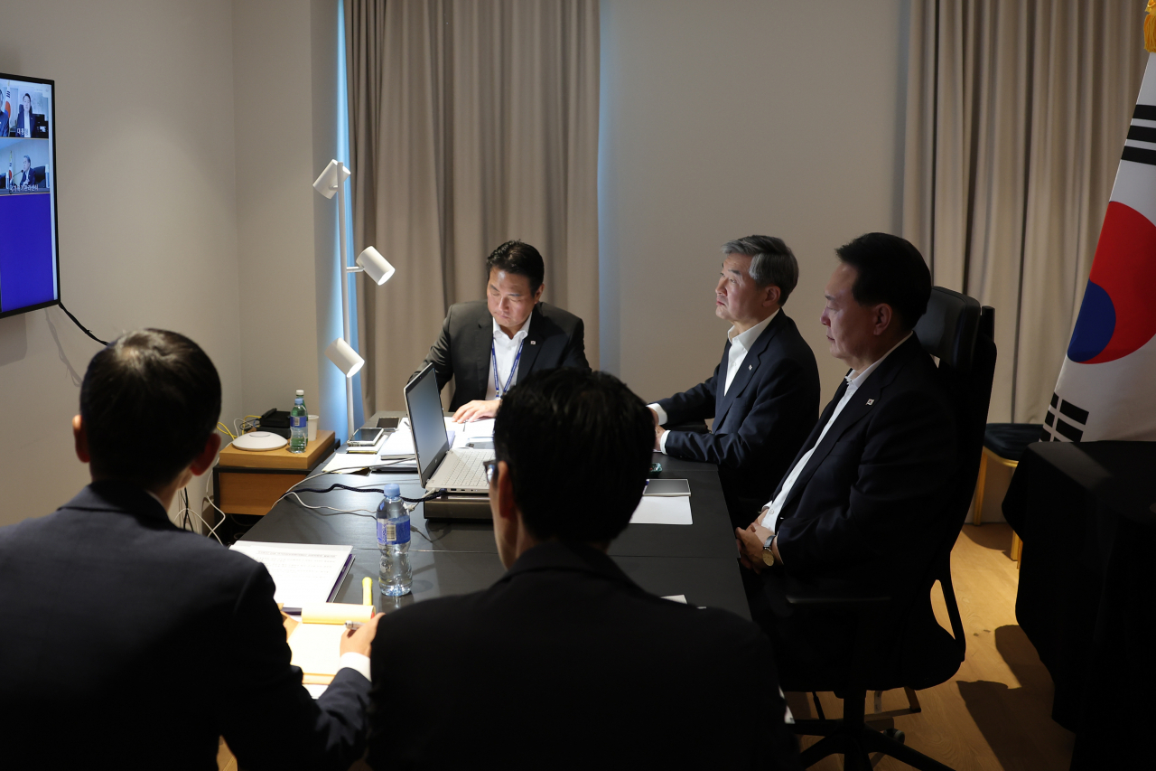 북대서양조약기구(NATO·나토) 정상회의 참석차 리투아니아를 방문 중인 윤석열 대통령이 12일(현지시간) 북한이 대륙간탄도미사일(ICBM)로 추정되는 탄도미사일을 발사한 것과 관련, 현지에서 긴급 국가안전보장회의(NSC) 상임위원회를 주재하고 있다. [연합]