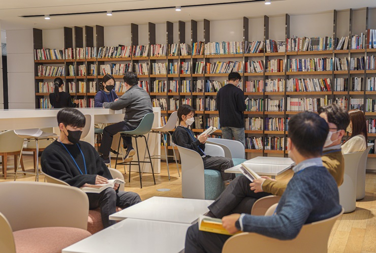한국콜마종합기술원 내 로비에 위치한 북카페. [한국콜마홀딩스 제공]