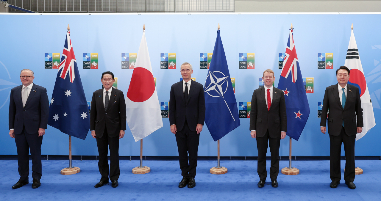 북대서양조약기구(NATO·나토) 정상회의에 참석한 윤석열 대통령이 12일(현지시간) 빌뉴스 나토 정상회의장에서 옌스 스톨텐베르그 나토 사무총장(가운데), 기시다 후미오 일본 총리(오른쪽 두번째), 앤서니 앨버니지 호주 총리(왼쪽), 크리스 힙킨스 뉴질랜드 총리(오른쪽 두번째)와 함께 기념 촬영을 하고 있다. [연합]