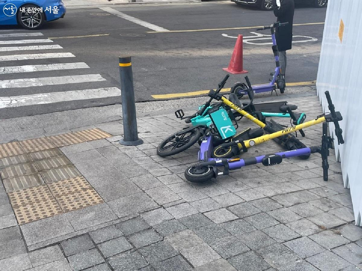 Improperly parked e-scooters near a crosswalk in Seoul (Yonhap)