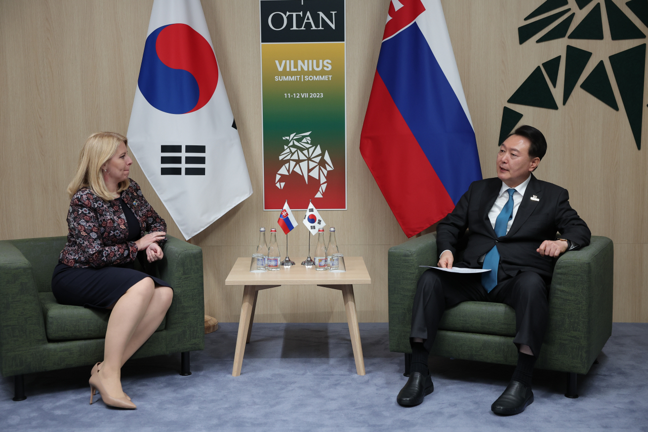 북대서양조약기구(NATO·나토) 정상회의에 참석 중인 윤석열 대통령이 12일(현지시간) 리투아니아 빌뉴스 나토 정상회의장에서 주자나 차푸토바 슬로바키아 대통령과 한-슬로바키아 약식회담을 하고 있다. [연합]