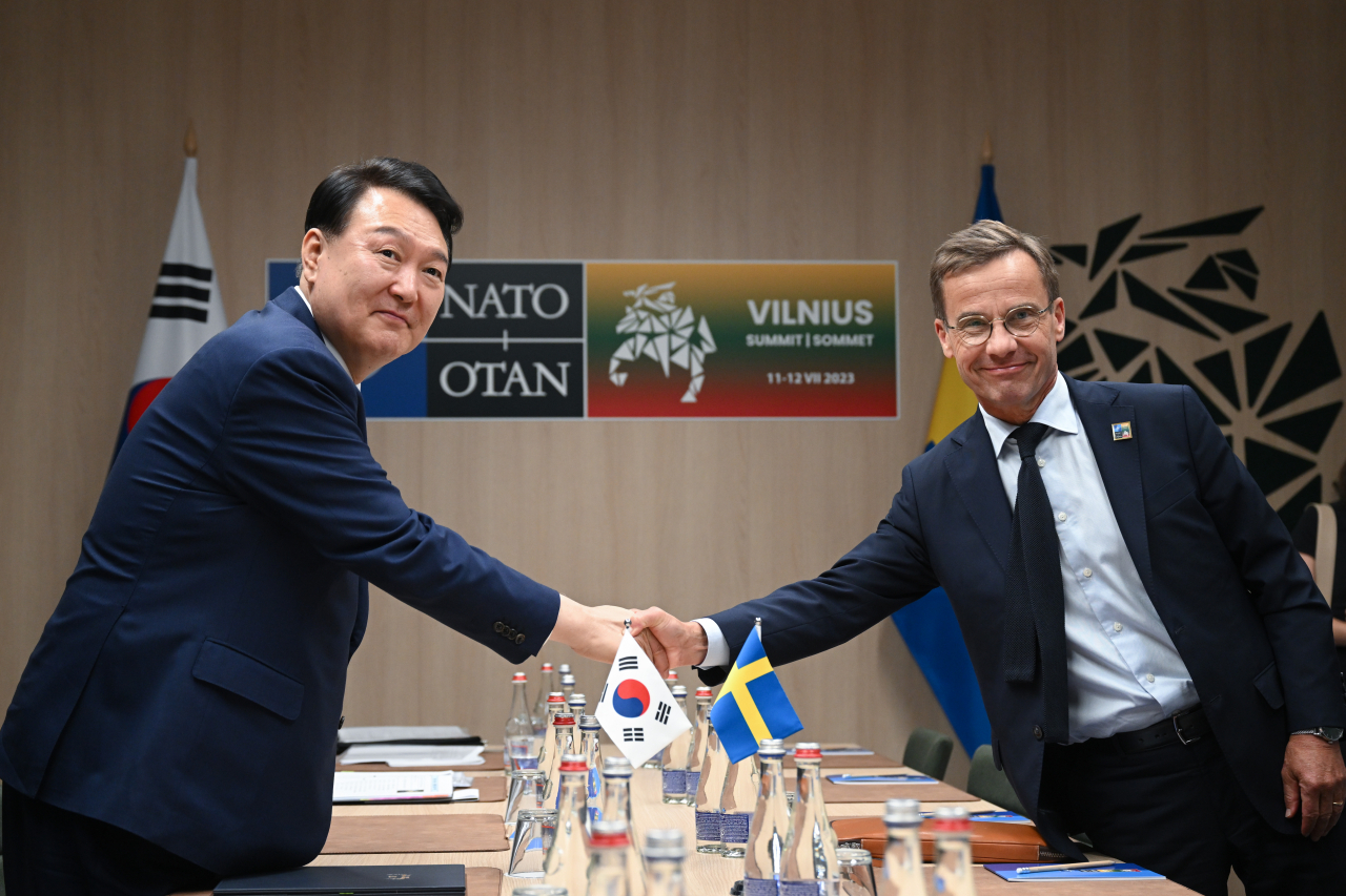북대서양조약기구(NATO·나토) 정상회의 참석차 리투아니아를 방문 중인 윤석열 대통령이 11일(현지시간) 빌뉴스 나토 정상회의장에서 열린 한·스웨덴 정상회담에서 울프 크리스테르손 스웨덴 총리와 악수하고 있다. [연합]