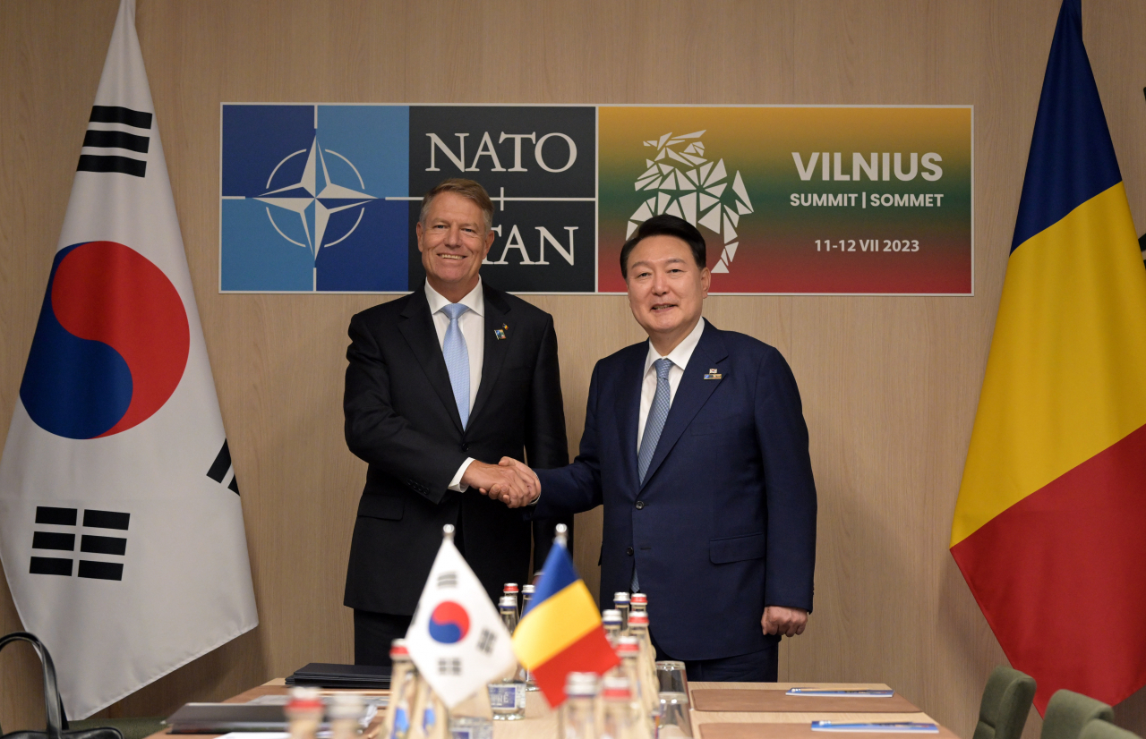 북대서양조약기구(NATO·나토) 정상회의에 참석차 리투아니아를 방문 중인 윤석열 대통령이 11일(현지시간) 빌뉴스 나토 정상회의장에서 클라우스 요하니스 루마니아 대통령과 악수하고 있다. [연합]