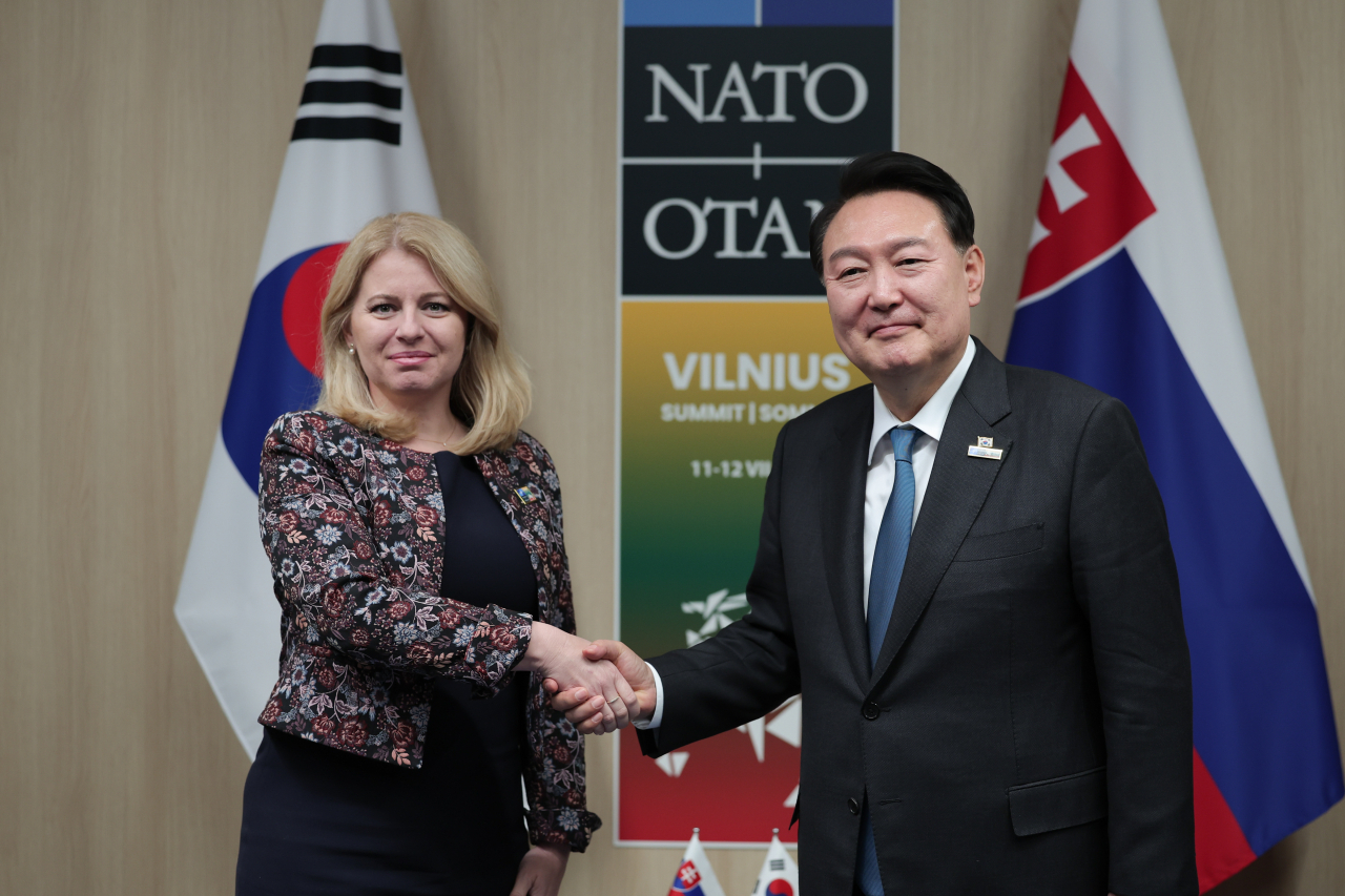 북대서양조약기구(NATO·나토) 정상회의에 참석 중인 윤석열 대통령이 12일(현지시간) 리투아니아 빌뉴스 나토 정상회의장에서 열린 한-슬로바키아 약식회담에서 주자나 차푸토바 슬로바키아 대통령과 악수하고 있다. [연합]