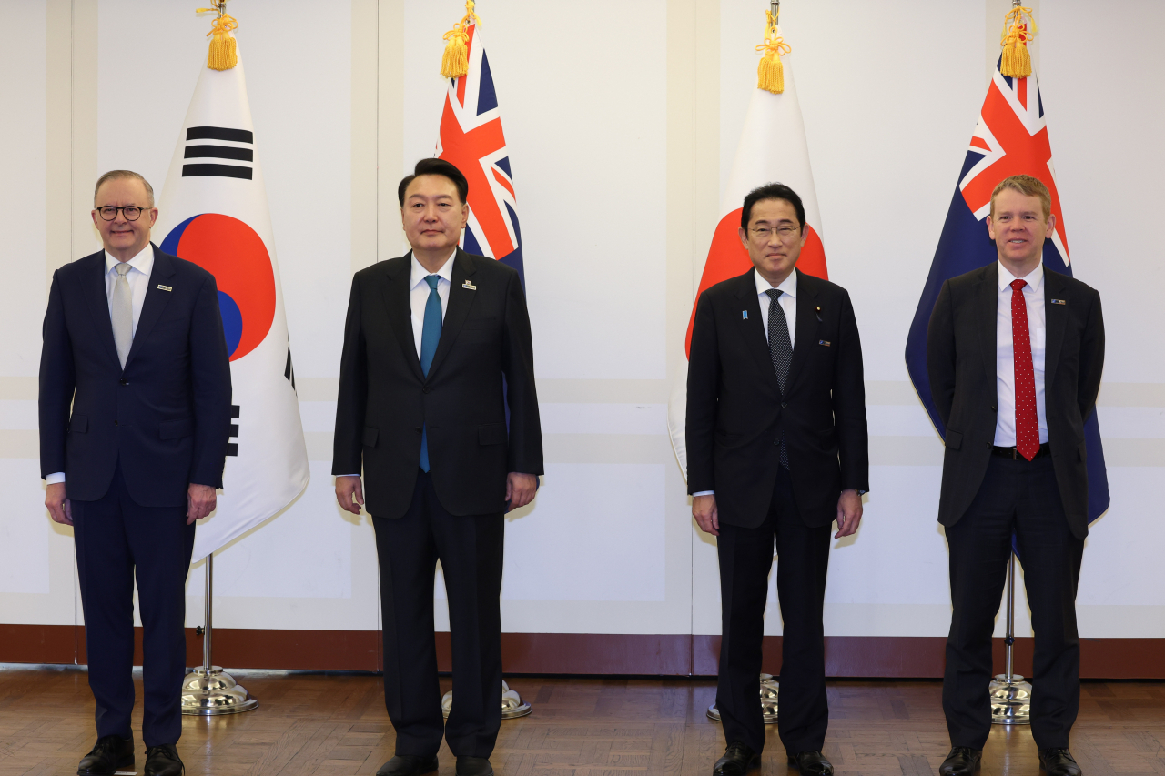 북대서양조약기구(NATO·나토) 정상회의에 참석한 윤석열 대통령이 12일(현지시간) 빌뉴스 한 호텔에서 열린 한국·일본·호주·뉴질랜드 4개국(AP4) 정상회담에서 기시다 후미오 일본 총리(오른쪽 두번째), 앤서니 앨버니지 호주 총리(왼쪽), 크리스 힙킨스 뉴질랜드 총리와 기념 촬영을 하고 있다. 연합뉴스