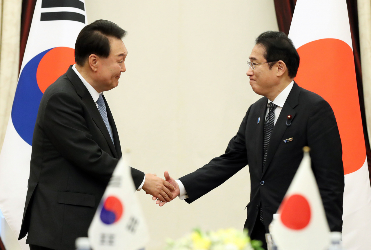 북대서양조약기구(NATO·나토) 정상회의 참석차 리투아니아를 방문 중인 윤석열 대통령이 12일 빌뉴스 한 호텔에서 열린 한일 정상회담에서 기시다 후미오 일본 총리와 악수하고 있다. [연합]