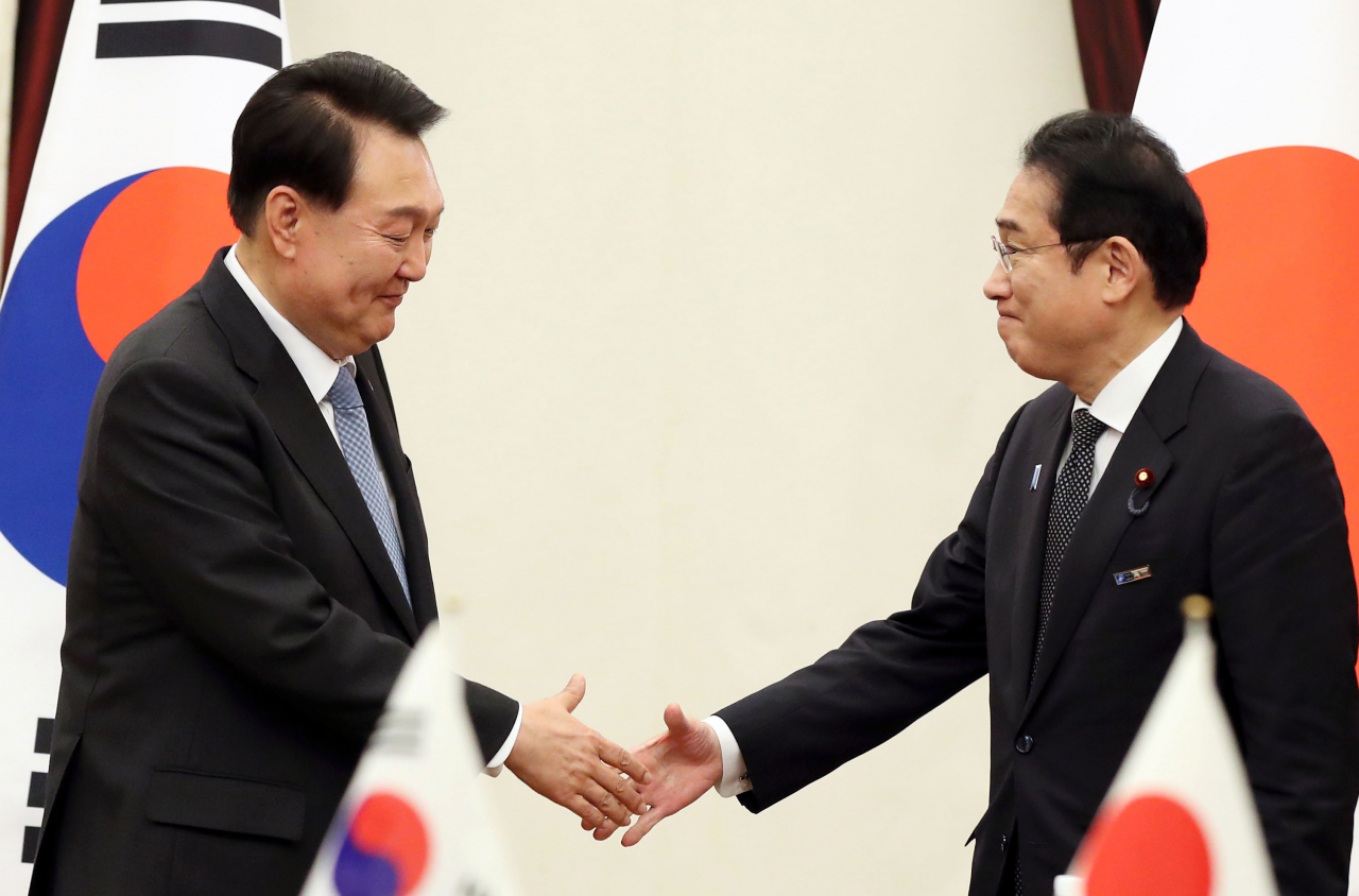 북대서양조약기구(NATO·나토) 정상회의 참석차 리투아니아를 방문 중인 윤석열 대통령이 12일 빌뉴스 한 호텔에서 열린 한일 정상회담에서 기시다 후미오 일본 총리와 악수하고 있다. 연합뉴스