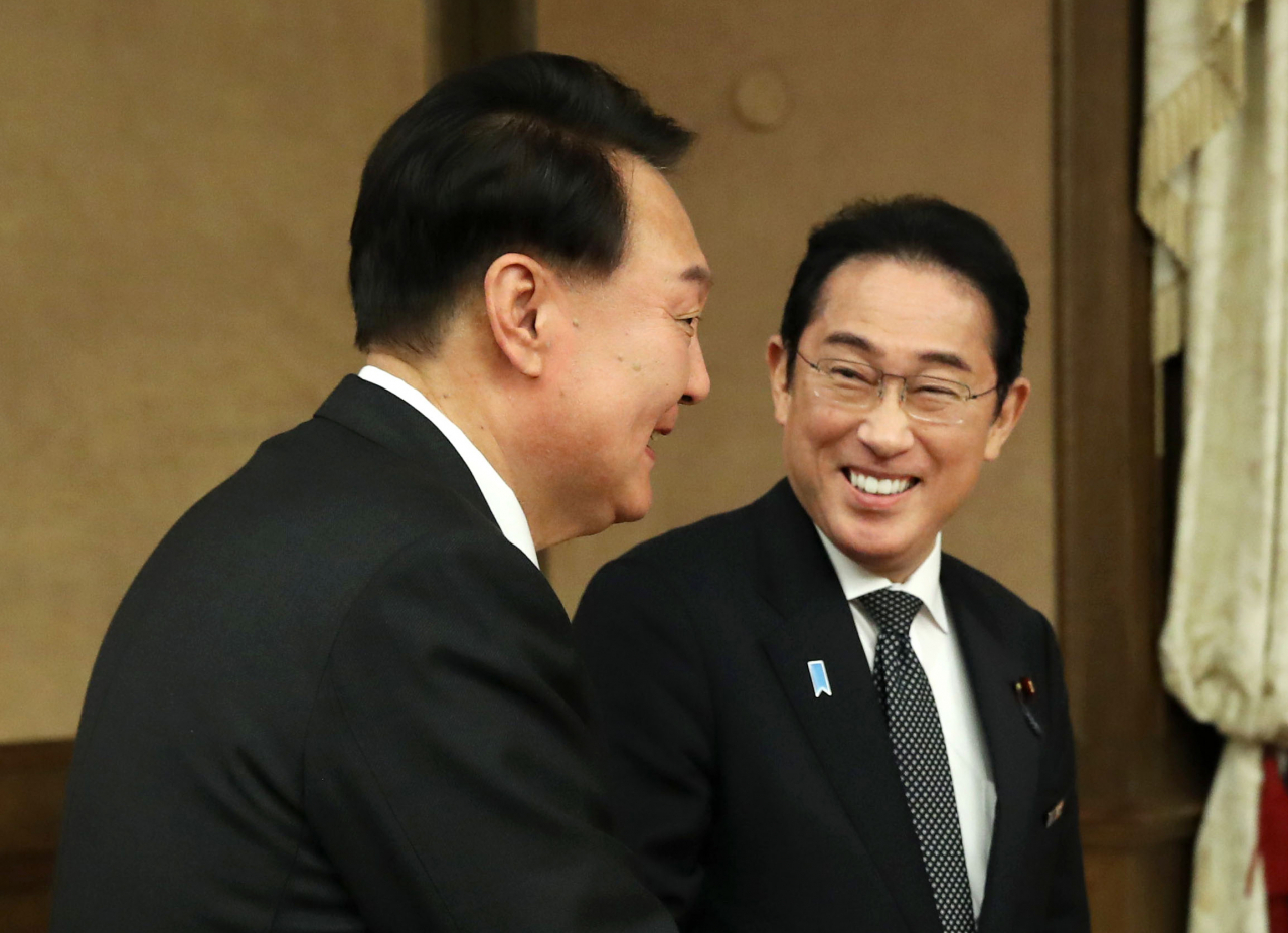 북대서양조약기구(NATO·나토) 정상회의 참석차 리투아니아를 방문 중인 윤석열 대통령이 12일 빌뉴스 한 호텔에서 열린 한일 정상회담에서 기시다 후미오 일본 총리와 악수하며 기념촬영 장소로 향하고 있다. [연합]