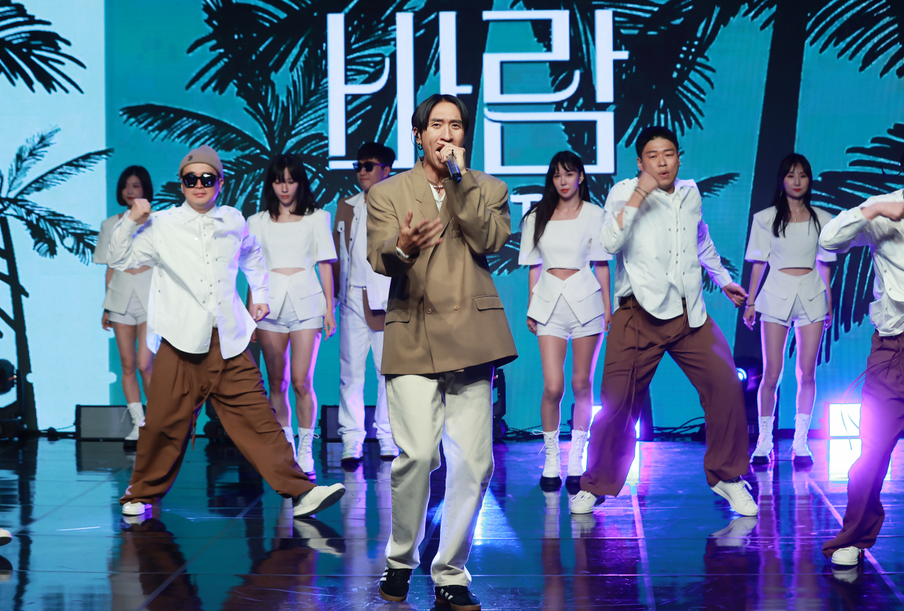 그룹 코요태 빽가가 12일 오후 서울 강남구 일지아트홀에서 열린 디지털 싱글 '바람' 발매 기념 쇼케이스에서 무대를 선보이고 있다. 연합뉴스