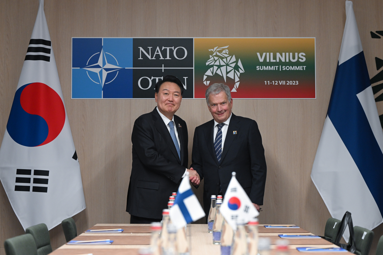 북대서양조약기구(NATO·나토) 정상회의에 참석 중인 윤석열 대통령이 12일(현지시간) 리투아니아 빌뉴스 나토 정상회의장에서 열린 한-핀란드 정상회담에서 사울리 니니스퇴 핀란드 대통령과 악수하고 있다. [연합]