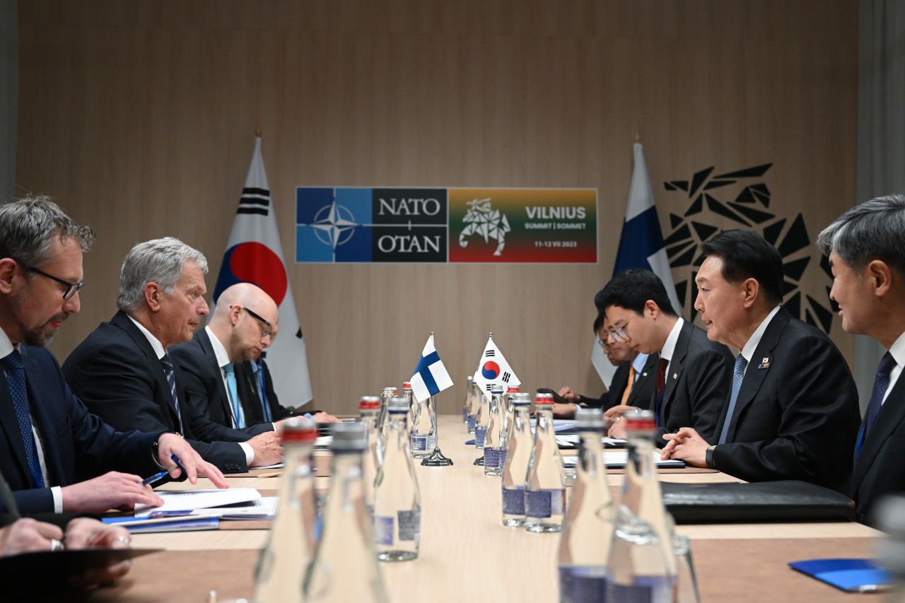 북대서양조약기구(NATO·나토) 정상회의에 참석 중인 윤석열 대통령이 12일(현지시간) 리투아니아 빌뉴스 나토 정상회의장에서 사울리 니니스퇴 핀란드 대통령과 한-핀란드 정상회담을 하고 있다. [연합]