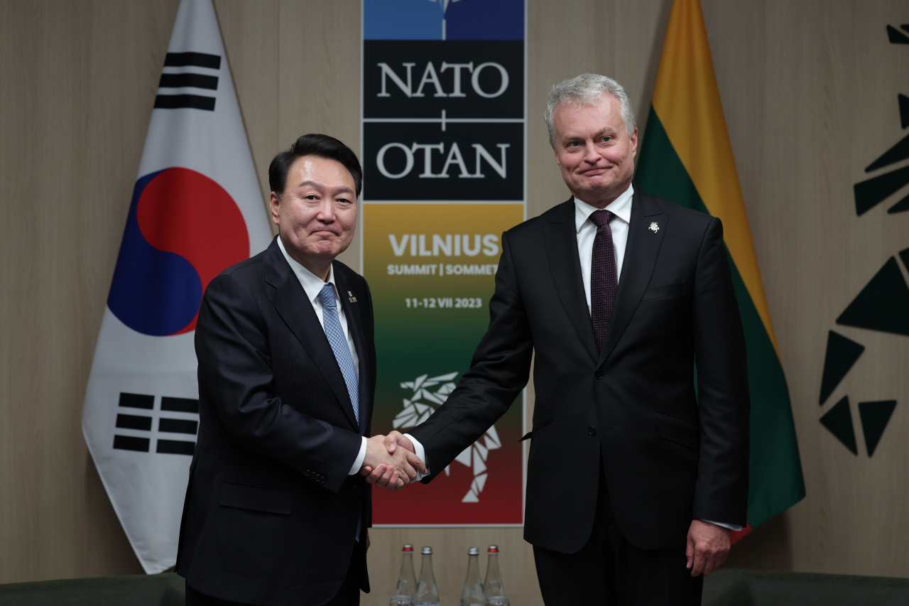 북대서양조약기구(NATO·나토) 정상회의에 참석 중인 윤석열 대통령이 12일(현지시간) 리투아니아 빌뉴스 나토 정상회의장에서 열린 한-리투아니아 정상회담에서 기타나스 나우세다 리투아니아 대통령과 악수하고 있다. [연합]