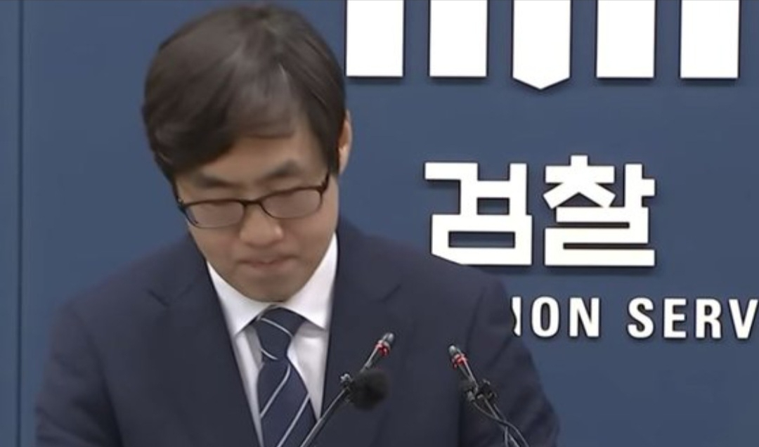 지난달 30일 신준호 서울중앙지검 강력범죄수사부장이 수노아파 조직원들의 단합대회 영상을 보고 분노를 참고 있다. [SBS 유튜브 캡처]