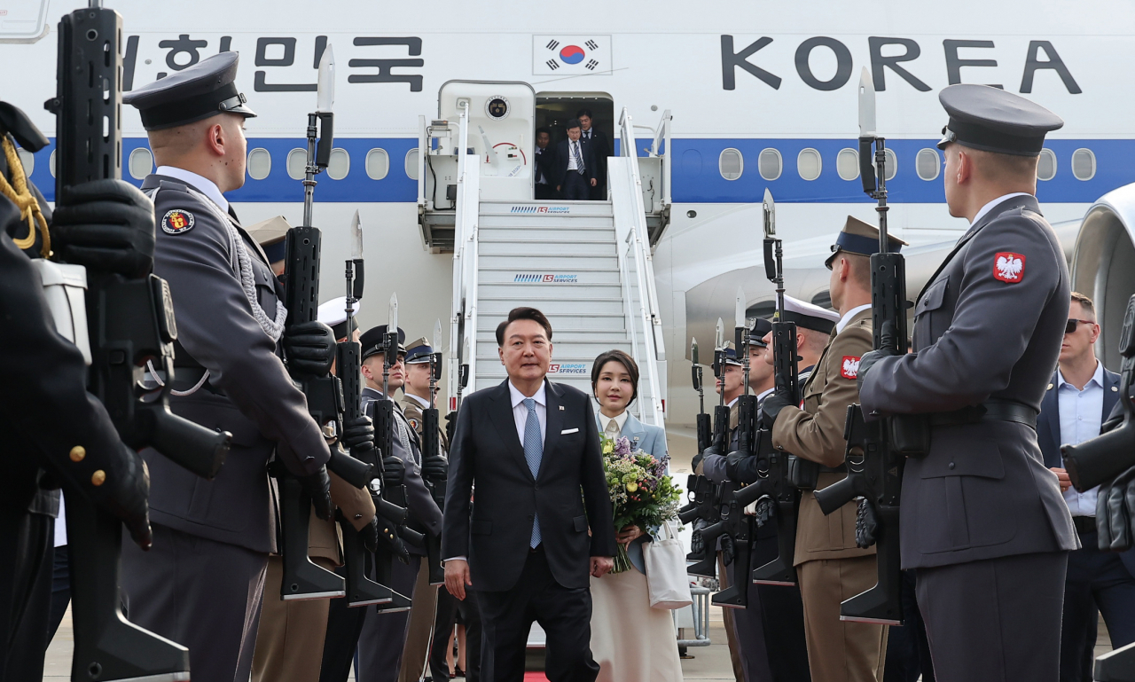 북대서양조약기구(NATO·나토) 정상회의 참석을 마치고 폴란드 공식 방문 일정에 들어가는 윤석열 대통령과 김건희 여사가 12일 오후(현지시간) 바르샤바 쇼팽 국제공항에 도착, 전용기인 공군 1호기에서 내린 뒤 의장대를 사열하고 있다. [연합]