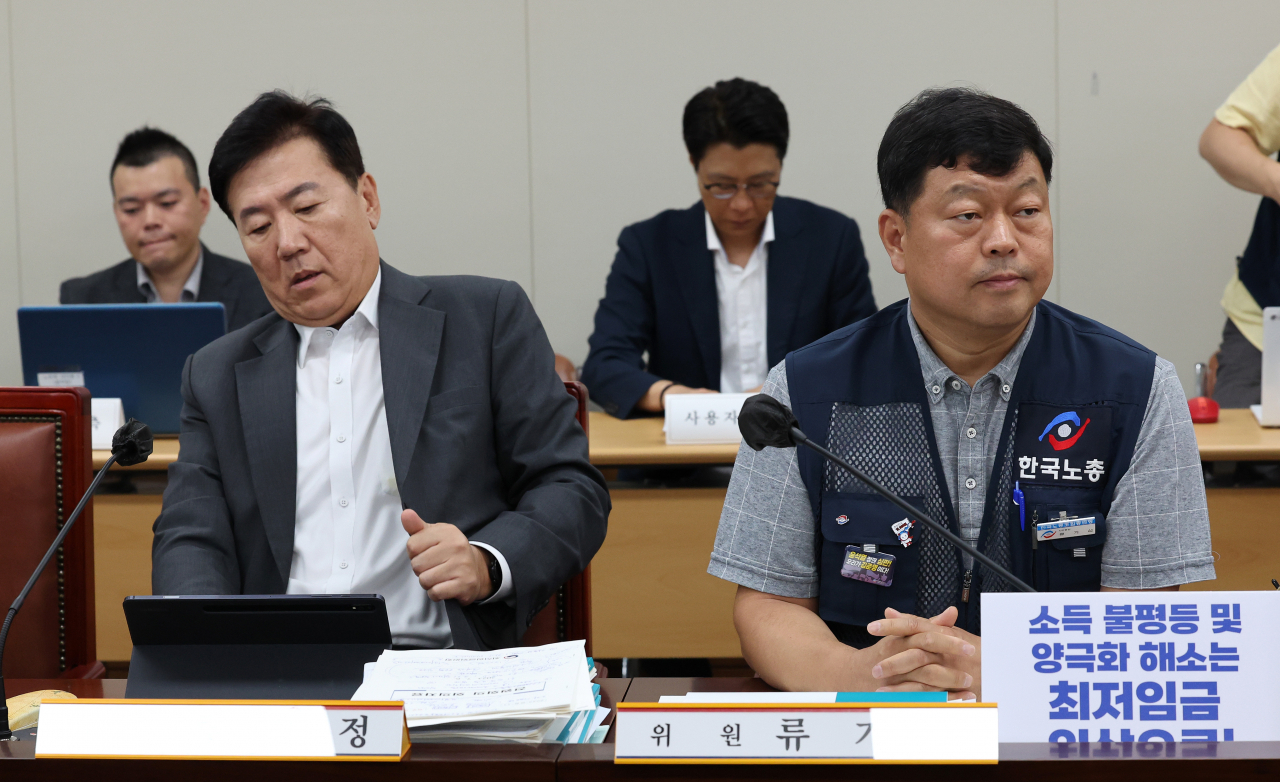 11일 오후 세종시 정부세종청사 최저임금위원회 회의실에서 열린 제12차 전원회의에서 사용자위원인 류기정 한국경영자총협회 전무(왼쪽)와 근로자위원인 류기섭 한국노총 사무총장이 자리하고 있다. [연합]
