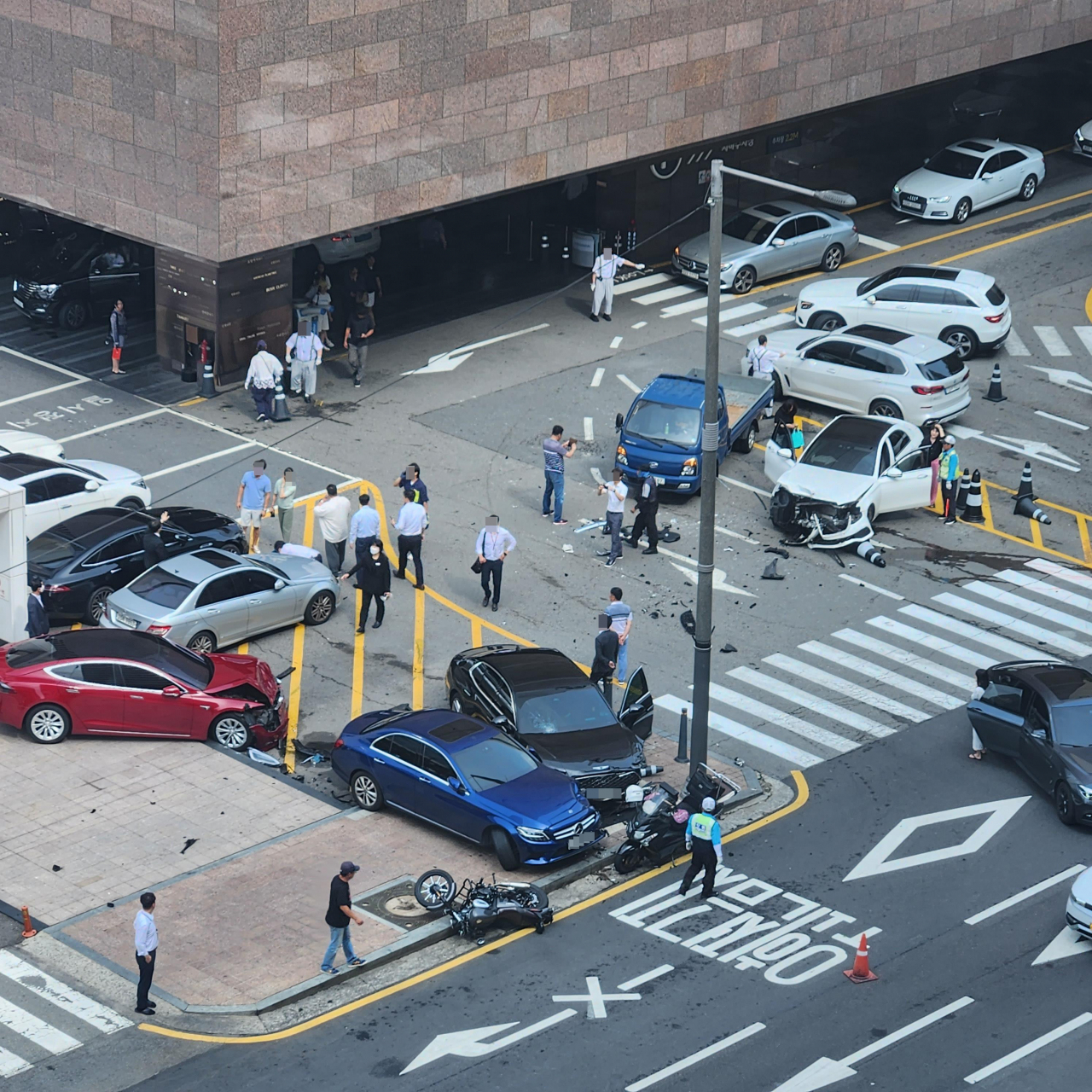 12일 오후 3시 55분께 서울 강남구 삼성동 현대백화점 무역센터점 지하주차장 진입로에서 오모(67)씨가 몰던 제네시스 G90 승용차가 주차관리요원과 차량 6대를 잇따라 들이받았다. [연합]