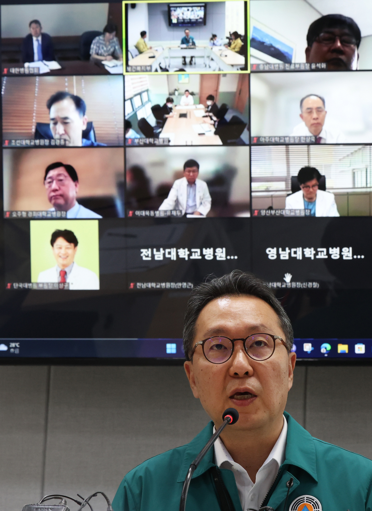 박민수 보건복지부 2차관이 12일 오후 서울 중구 서울시티타워에서 열린 보건의료노조 파업 관련 상급종합병원 간담회에서 발언하고 있다. 전국보건의료산업노동조합(보건의료노조)는 의료인력 확충과 감염병 전담병원 지원 등을 요구하며 13일부터 이틀간 총파업을 벌인다. [연합]