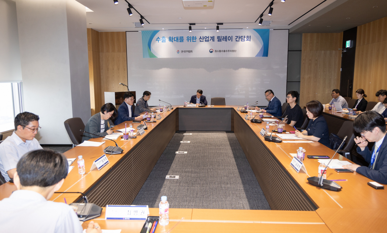 한국무역협회는 12일 삼성동 트레이드타워에서 정만기 부회장 주재로 ‘제5차 수출 확대를 위한 산업계 릴레이 간담회’를 개최했다. [무협 제공]