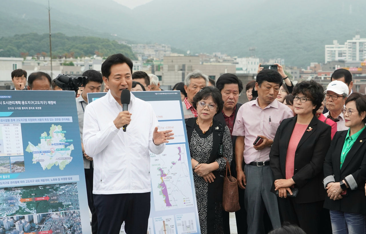 오세훈 서울시장이 지난달 30일 서울 도봉구 덕성여대 차미리사기념관에서 북한산고도지구 현황 및 재정비 관련 질의응답을 하고 있다. [연합]