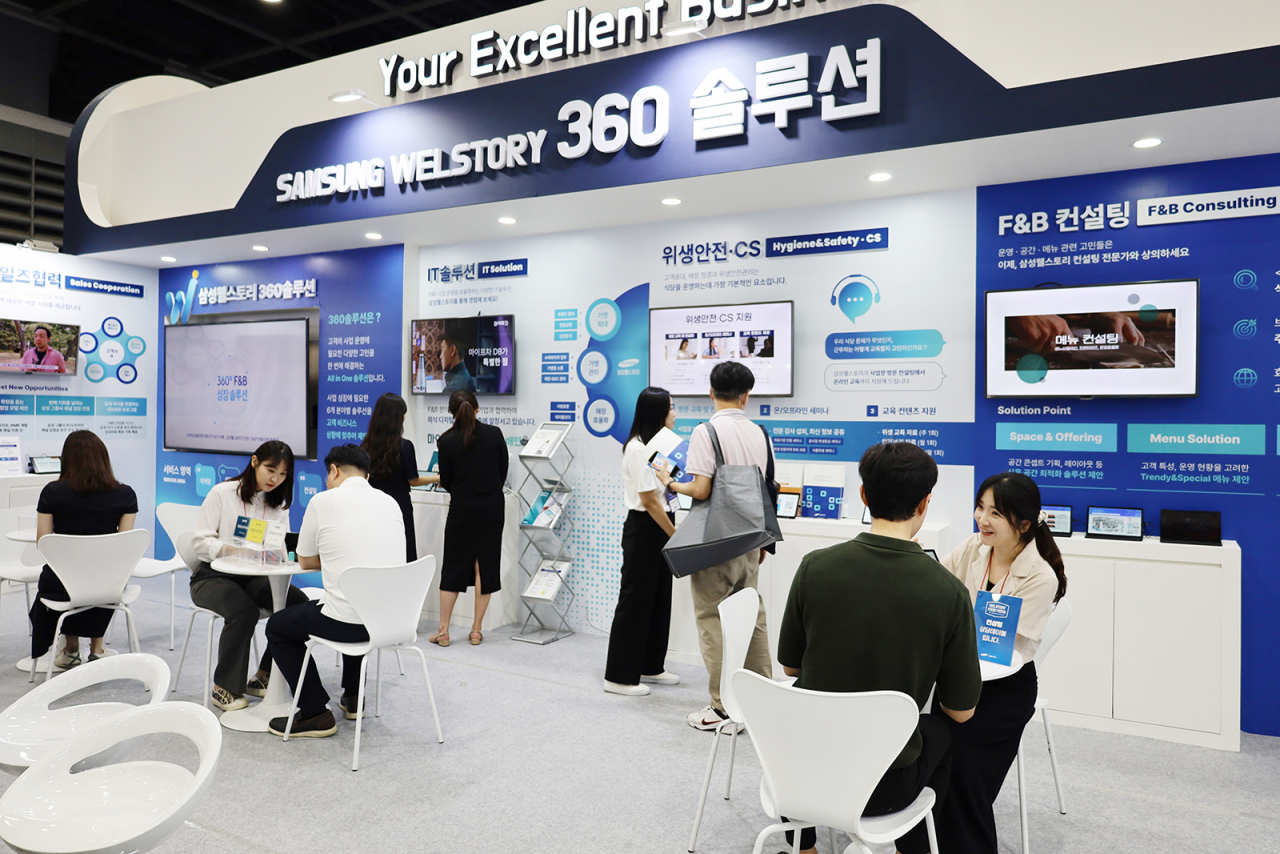 ‘2023 푸드페스타’를 찾은 고객들이 ‘360 솔루션’ 부스에서 고객지원 프로그램을 상담받고 있다. [삼성웰스토리 제공]