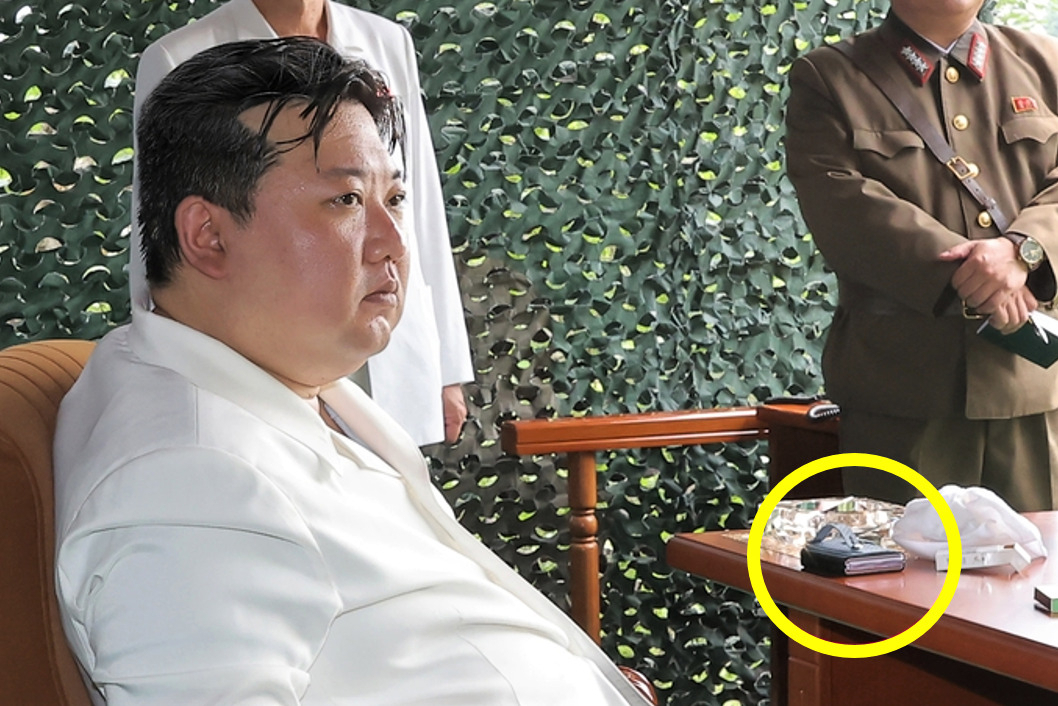 '화성-18형' 시험발사 현지시찰한 김정은. 현지시찰한 김 위원장 앞 테이블에 신형 폴더블 스마트폰(노란 원)으로 추정되는 물체가 보인다. 2023.7.13. [연합]