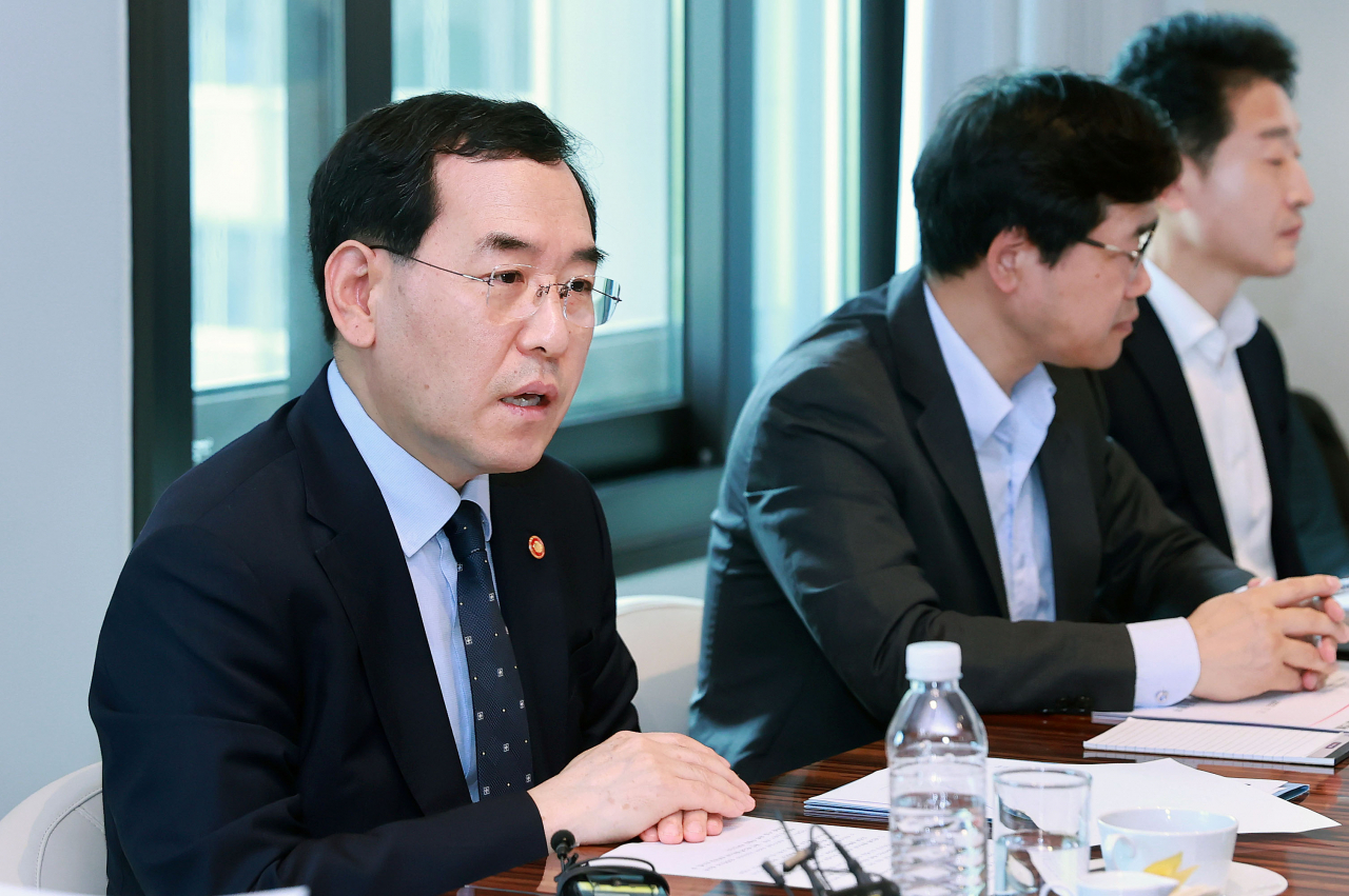 이창양(왼쪽 첫번째) 산업통상자원부 장관이 지난 7일 서울 중구 더플라자호텔에서 열린 '반도체 클러스터 전력공급 대책 회의'를 주재하고 있다. [연합]