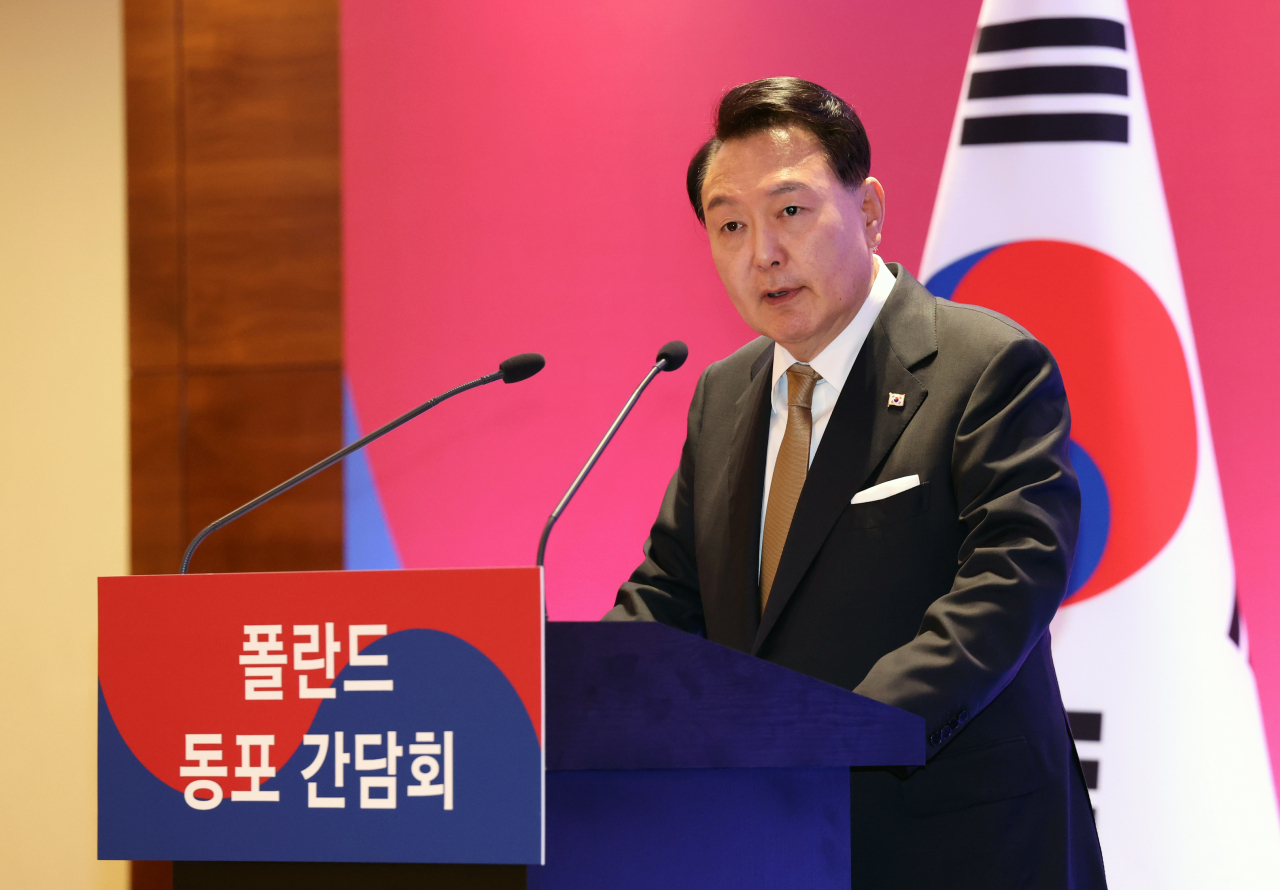 폴란드를 공식 방문한 윤석열 대통령이 12일(현지시간) 바르샤바 한 호텔에서 열린 동포간담회에서 인사말하고 있다. [연합]