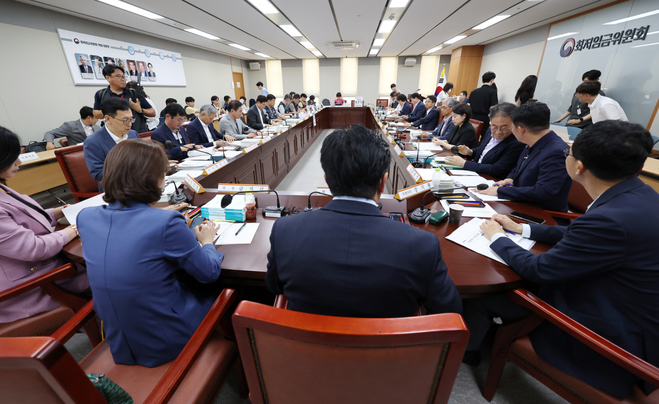 지난 11일 오후 최저임금위원회 제12차 전원회의에서 노동계는 9740원, 경영계는 1만1140원을 내년 최저임금 4차 수정안으로 제시했다. [연합]