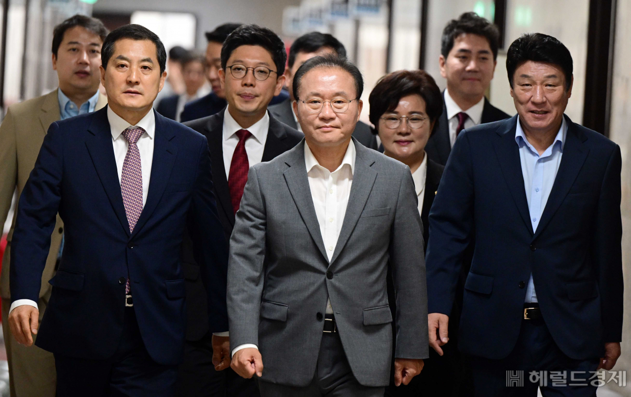 윤재옥 국민의힘 원내대표가 13일 오전 서울 여의도 국회에서 열린 최고위원회의에 참석하고 있다. 이상섭 기자