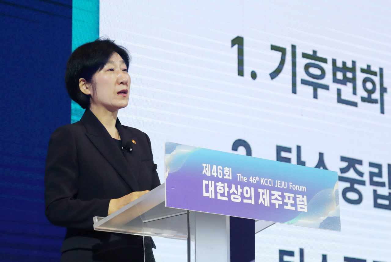 한화진 환경부 장관은 13일 제주 해비치호텔에서 열린 ‘2023 대한상의 제주 포럼’에서 ‘탄소감축 시대, 정부의 환경정책 방향’이라는 주제로 정책강연을 하고 있다. 한 장관은 이날 강연에서 "우리 기업의 투자를 저해하고 경쟁력을 갉아먹는 킬러 규제를 과감히 혁신하겠다"고 약속했다. [사진=정태일 기자]