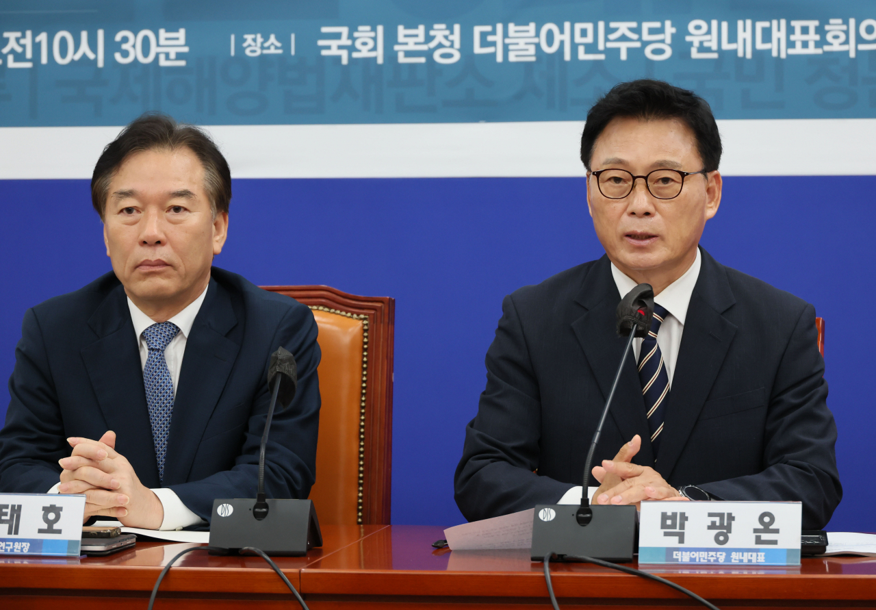 더불어민주당 박광온 원내대표가 11일 오전 국회에서 열린 IAEA 후쿠시마 오염수 보고서 검증 민주연구원 현안긴급토론회에서에서 인사말을 하고 있다. 왼쪽은 정태호 민주연구원장. 연합뉴스