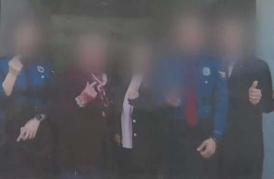 박인아 경위가 파출소장, 80대 지역 유지 등과 함께 촬영한 사진. [KBS 방송화면 캡처]